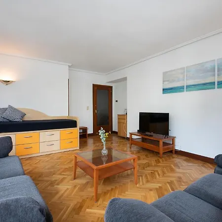 Spacious Gros Beach Apartment *