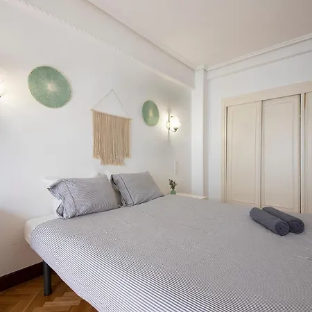 Spacious Gros Beach Apartment * San Sebastian