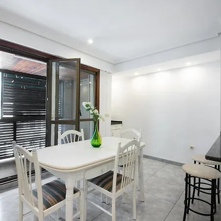 Spacious Gros Beach Apartment Appartement